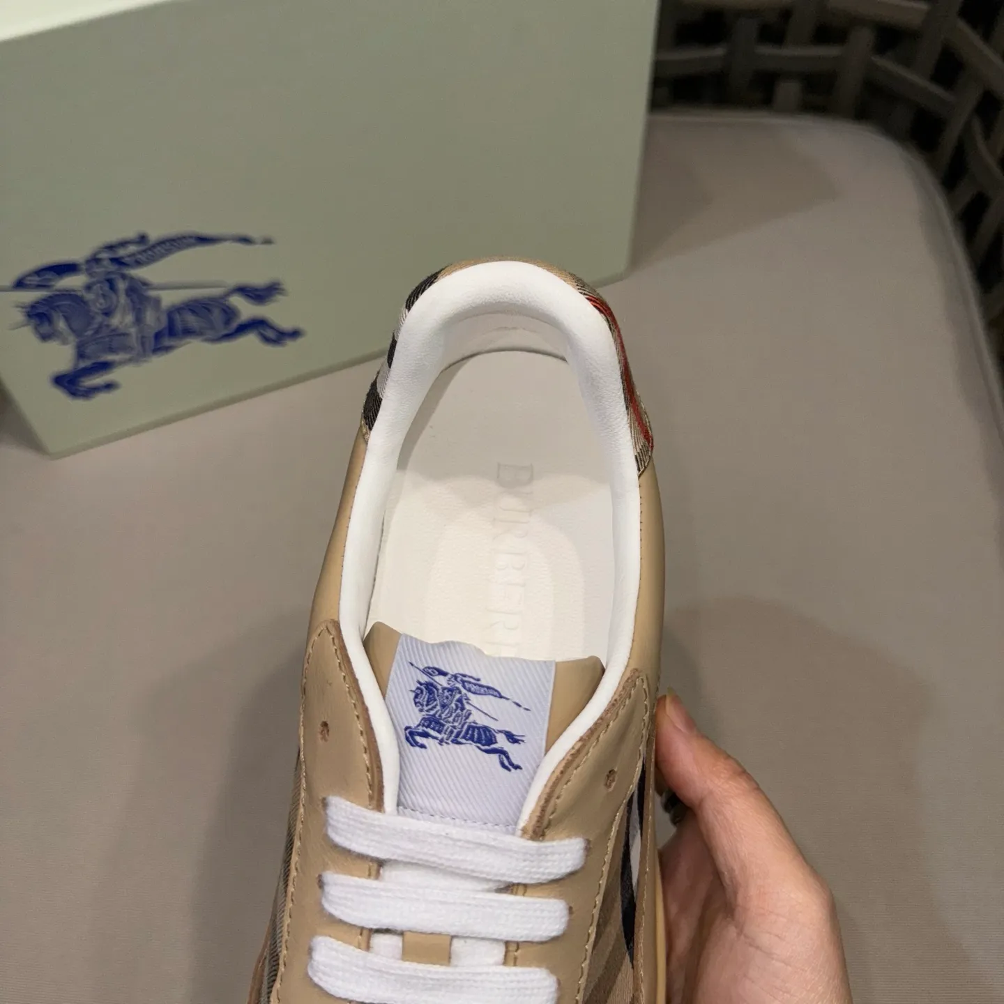 [Burberry] Top P: 680💰Size: 38-44 (45.46 custom-made) Burberry official website synchronized men's classic low-top sneakers | Made of original first-layer cowhide | Decorated with renewed brand logo | First-layer cowhide lining | Heel decorated with Burberry letter embossed logo | Original TPU outsole.